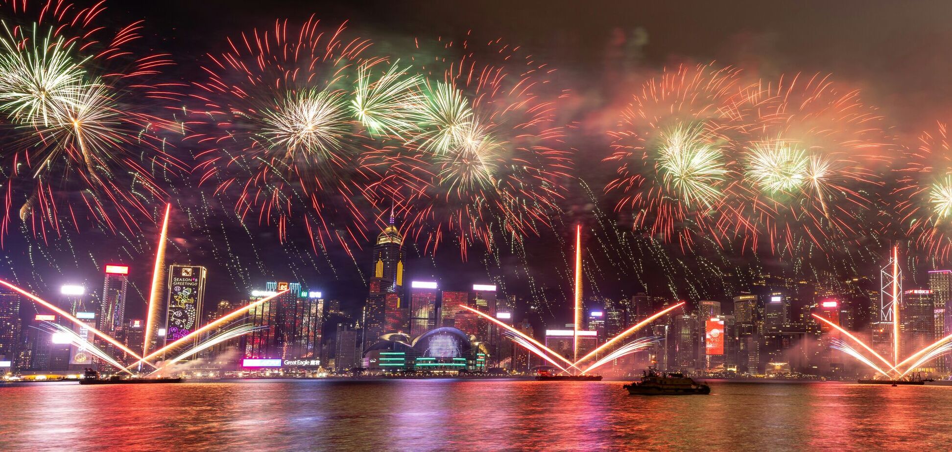 Идут на кладбище, в баню и жгут бочки: как празднуют Новый год в разных странах мира