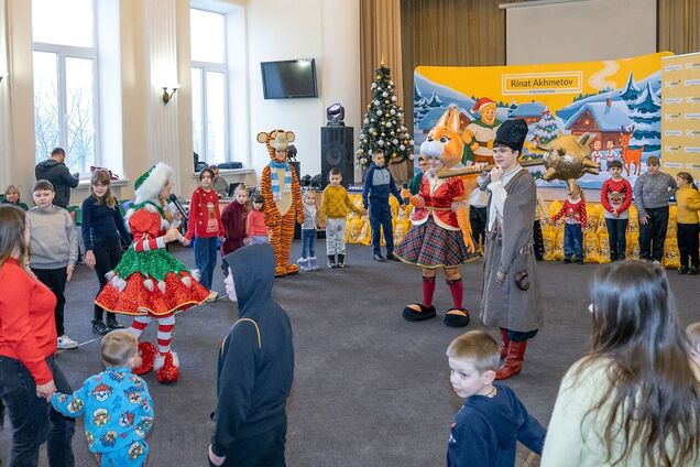 Фонд Рината Ахметова устроил в Днепре новогодний праздник для детей-переселенцев из Донецкой области