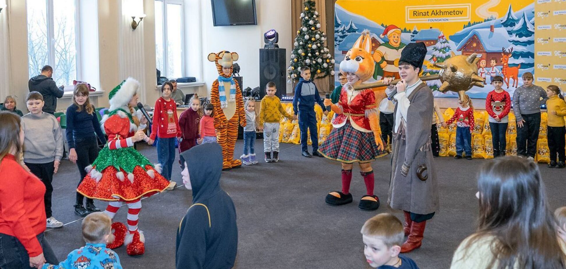 Фонд Рината Ахметова устроил в Днепре новогодний праздник для детей-переселенцев из Донецкой области