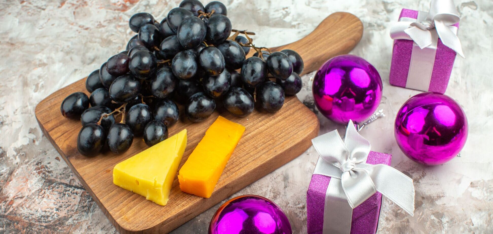 Навіщо на Новий рік їдять 12 виноградин під столом: де виникла традиція