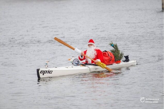 Драгонботи, SUP-дошки, байдарки та яли. У Дніпрі пройшов традиційний різдвяний заплив