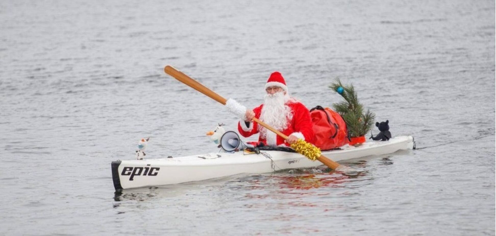 Драгонботи, SUP-дошки, байдарки та яли. У Дніпрі пройшов традиційний різдвяний заплив