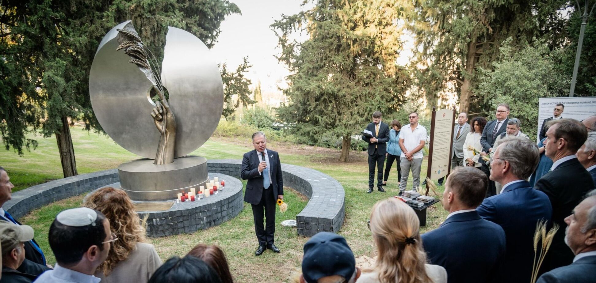 В Израиле появился первый памятник жертвам Голодомора в Украине. Фото