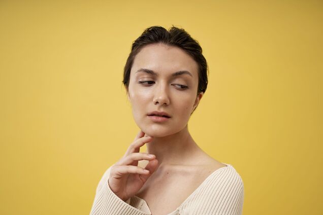 Как скрыть двойной подбородок: секретный трюк визажистов