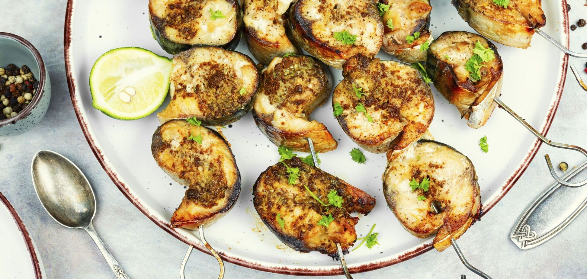 Як смачно запекти скумбрію на вечерю: знадобляться шпажки