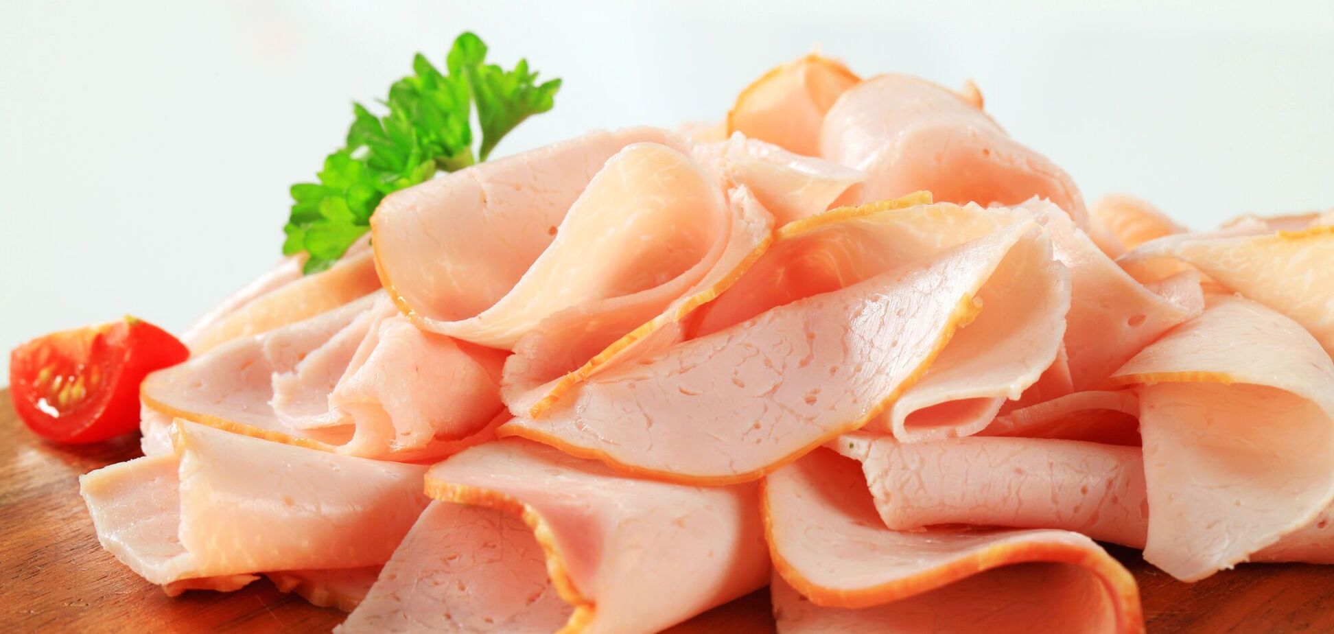 Як приготувати соковиту курячу шинку в духовці: м'ясо точно не буде сухим