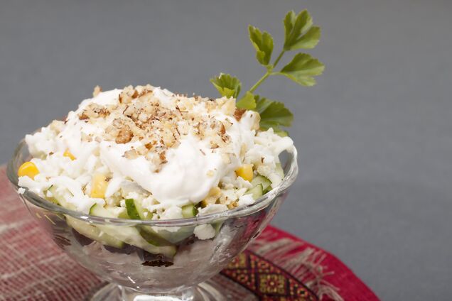 Смачний святковий салат з куркою, чорносливом та горіхами: чим заправити