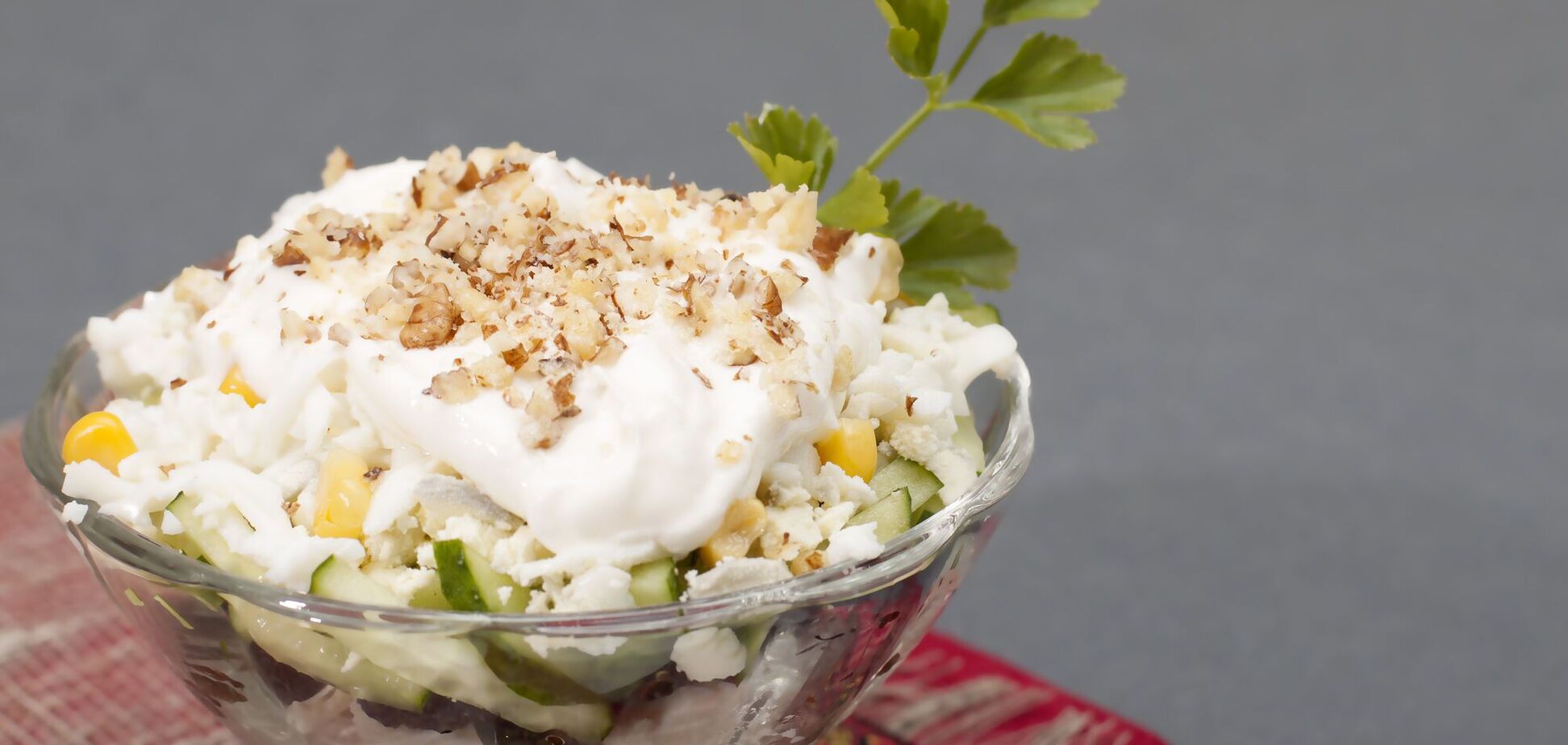 Смачний святковий салат з куркою, чорносливом та горіхами: чим заправити