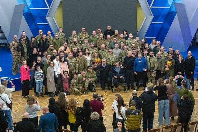 Кличко вручив захисникам і захисницям Києва медалі 'Честь. Слава. Держава'