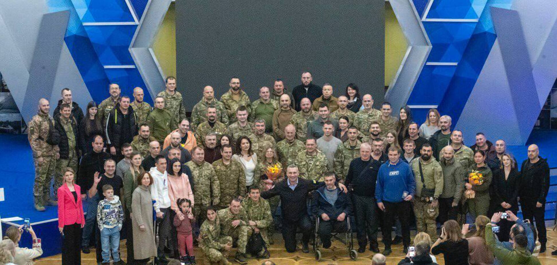 Кличко вручив захисникам і захисницям Києва медалі 'Честь. Слава. Держава'