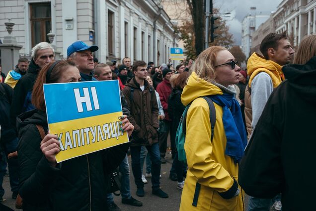 Скільки українців готові вийти на протести у разі неприйнятних поступок Росії: результати опитування