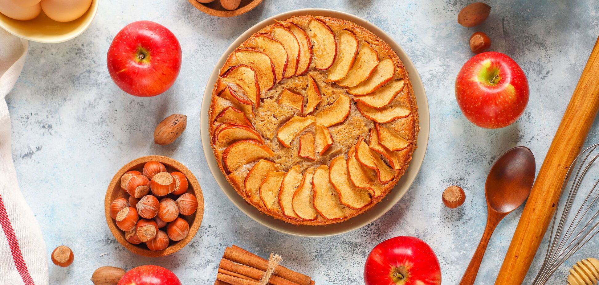 Лінивий пиріг до чаю на сковорідці: можна приготувати з грушами або яблуками