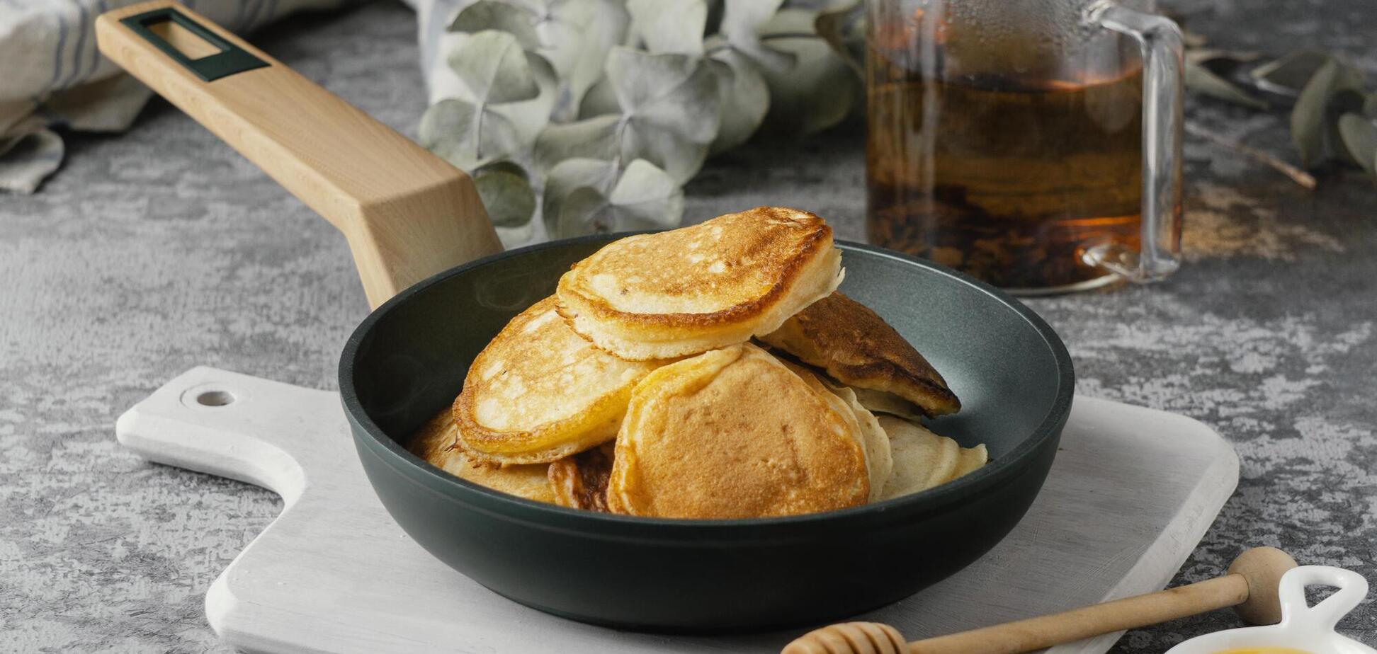 Без якого інгредієнта оладки ніколи не будуть пухкими: обов'язково додайте цей продукт у тісто