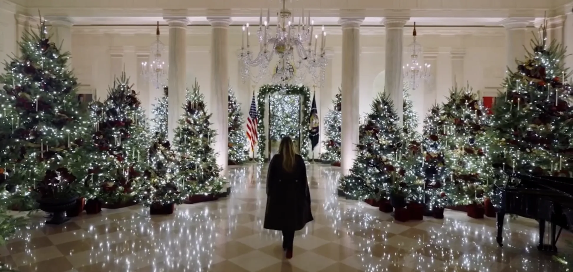 Установила 51 елку, 75 венков и тысячи лампочек: Мелания Трамп украсила Белый дом к Рождеству. Фото и видео