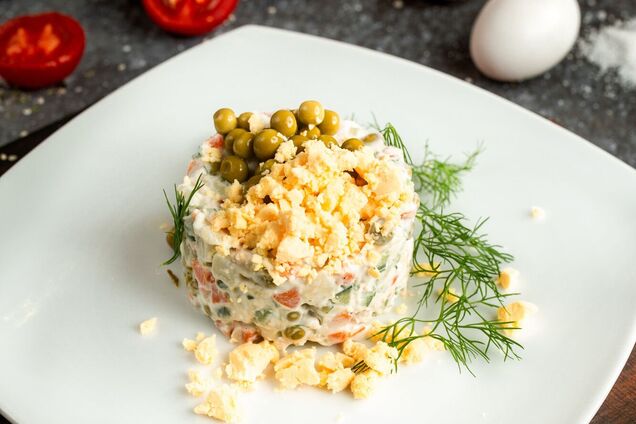 Чому в СРСР в олівʼє додавали яблуко: дехто робить так досі