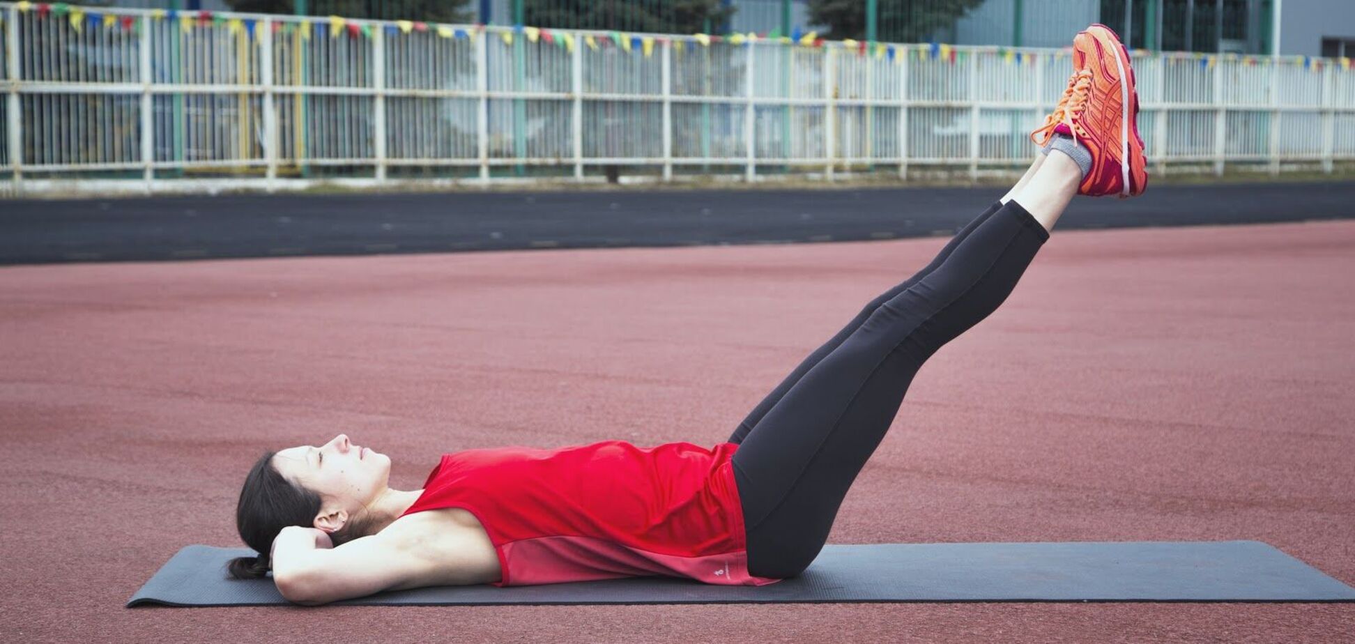 4 упражнения с собственным весом, которые помогут подтянуть низ живота после 45 лет. Видео