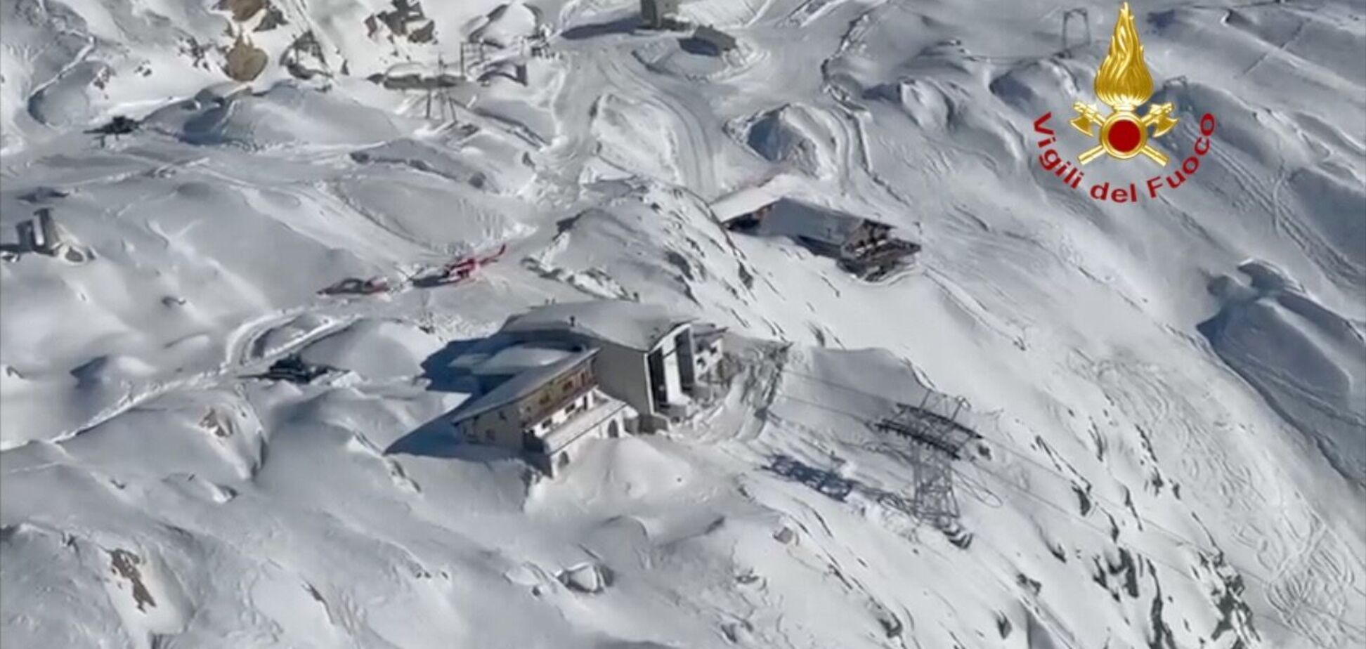 В Италии произошла авария на канатной дороге: среди травмированных – ребенок, много людей застряло на высоте. Видео