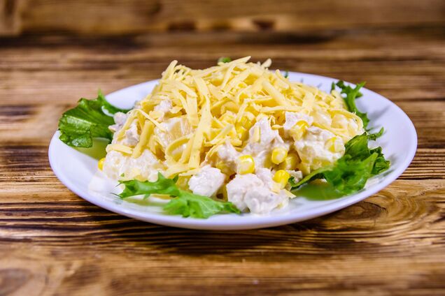 Смачний майонезний салат на Новий рік: поєднайте курку, гриби та сир