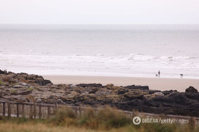 На побережье в Британии нашли сотни пар обуви: как она там оказалась. Фото