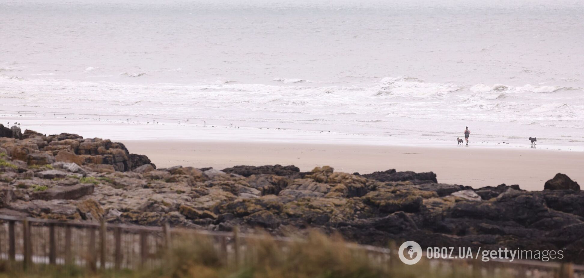 На узбережжі в Британії знайшли сотні пар взуття: як воно там опинилося. Фото