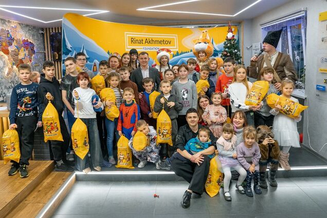 'Додати в життя більше радості': Фонд Ріната Ахметова влаштував новорічне свято для дітей-переселенців з Маріуполя