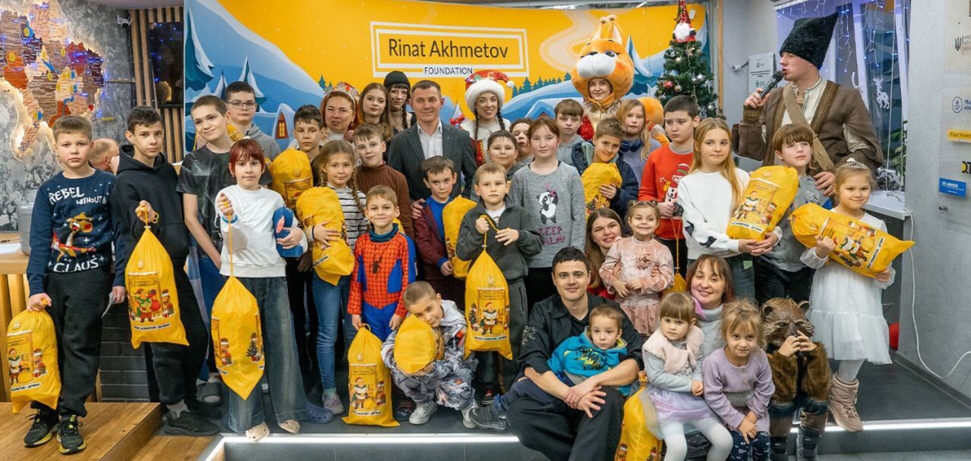 'Додати в життя більше радості': Фонд Ріната Ахметова влаштував новорічне свято для дітей-переселенців з Маріуполя
