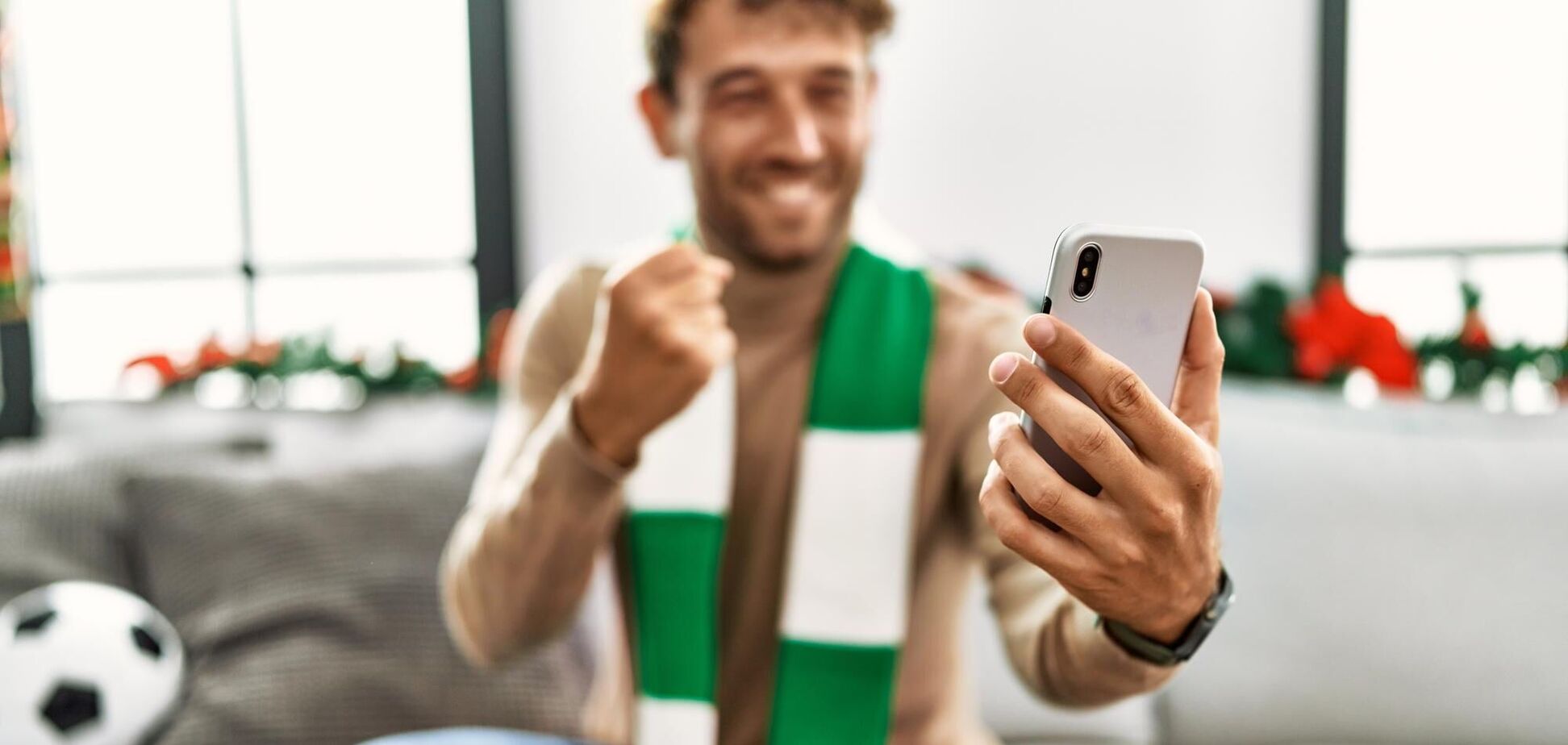 Ілюстрація - чоловік виграв ставку на телефоні