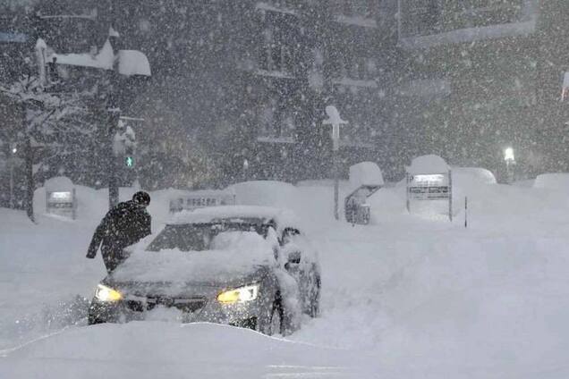 Видимость на дорогах почти нулевая: на западе Украины бушует мощная метель. Видео