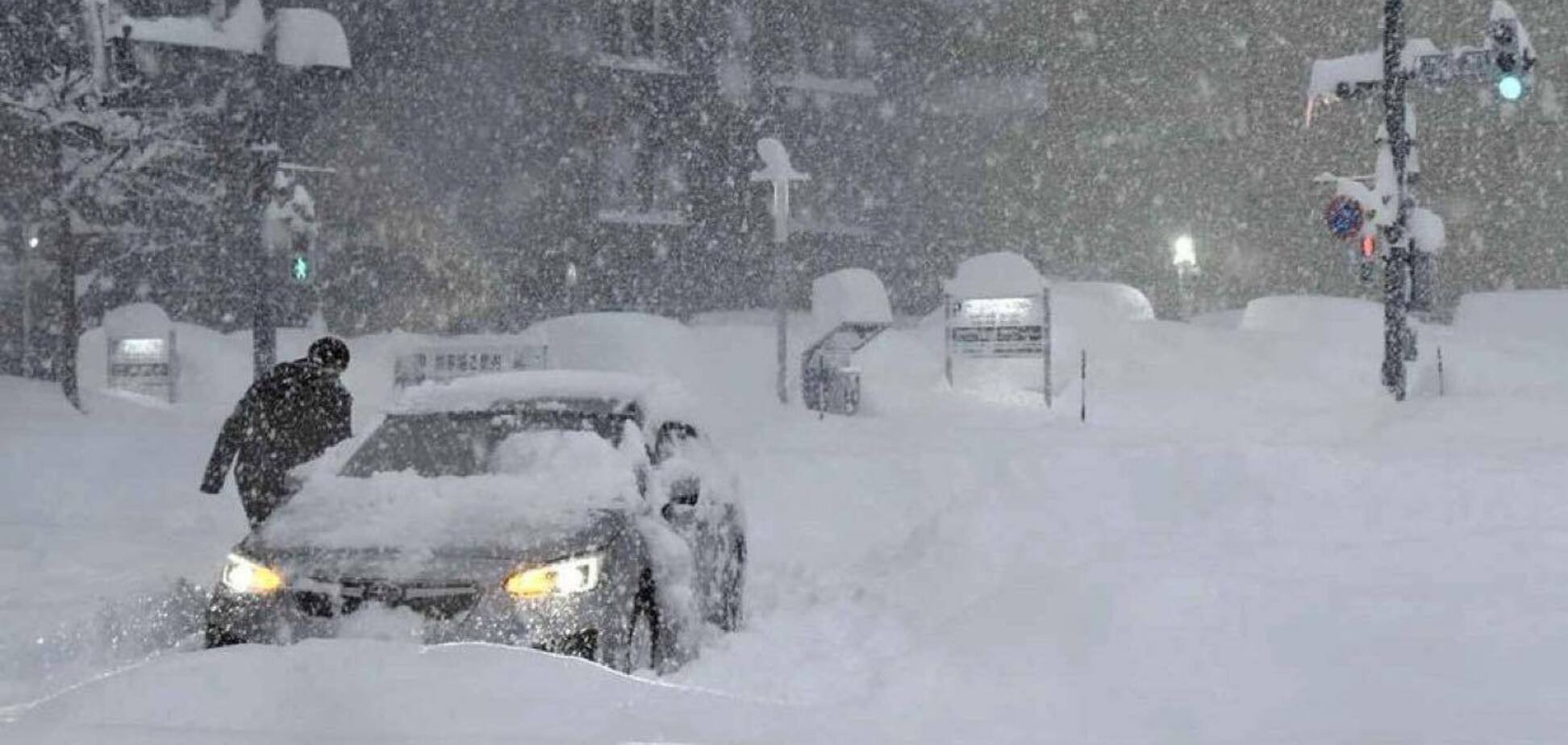 Видимість на дорогах майже нульова: на заході України вирує потужна хуртовина. Відео