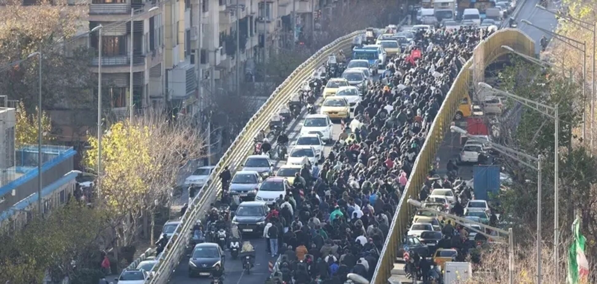 В Иране вспыхнули протесты из-за роста стоимости жизни: к торговцам присоединились студенты