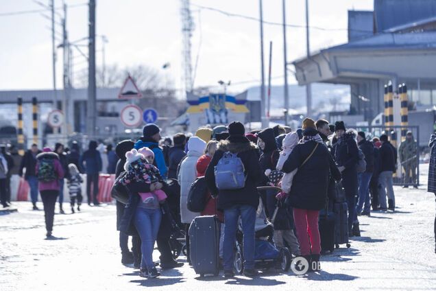 Частина не стає на консульський облік: скільки українців виїхало за кордон від початку війни