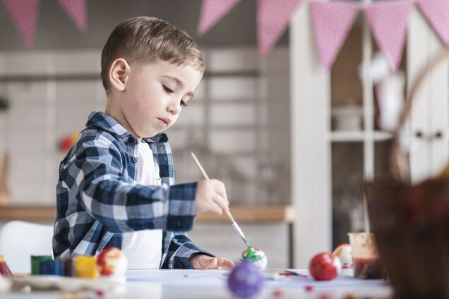 'Какая реальность, такая и елка'. Украинка рассмешила сеть 'шедевром' 10-летнего сына, который учительница оценила в 12 баллов