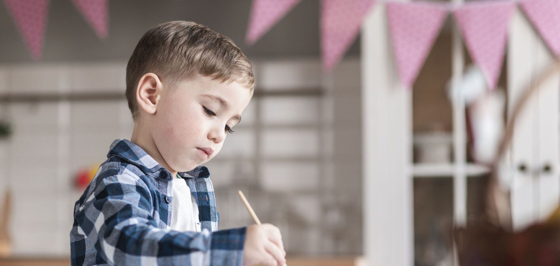 'Какая реальность, такая и елка'. Украинка рассмешила сеть 'шедевром' 10-летнего сына, который учительница оценила в 12 баллов