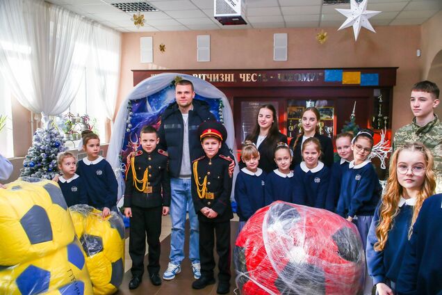 'Динамо' (Киев) и Фонд братьев Суркис организовали новогодний праздник для юных болельщиков