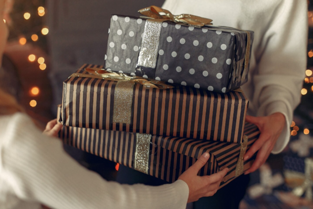 Як перевірити, чи підходить пакувальний папір з ваших подарунків для переробки: простий тест