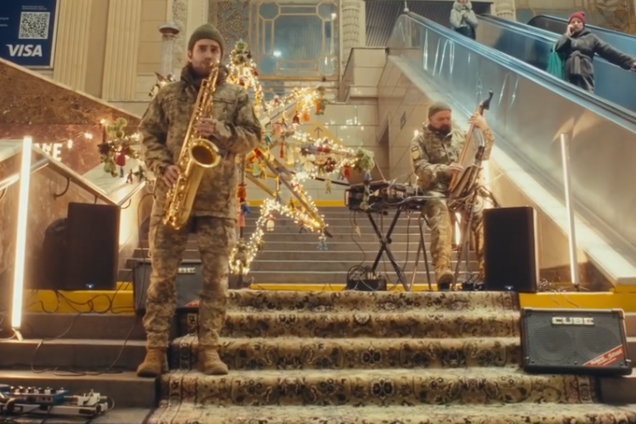 'Щедрик', который пробирает до мурашек. Военные сыграли главную мелодию Рождества под саксофон и электробандуру