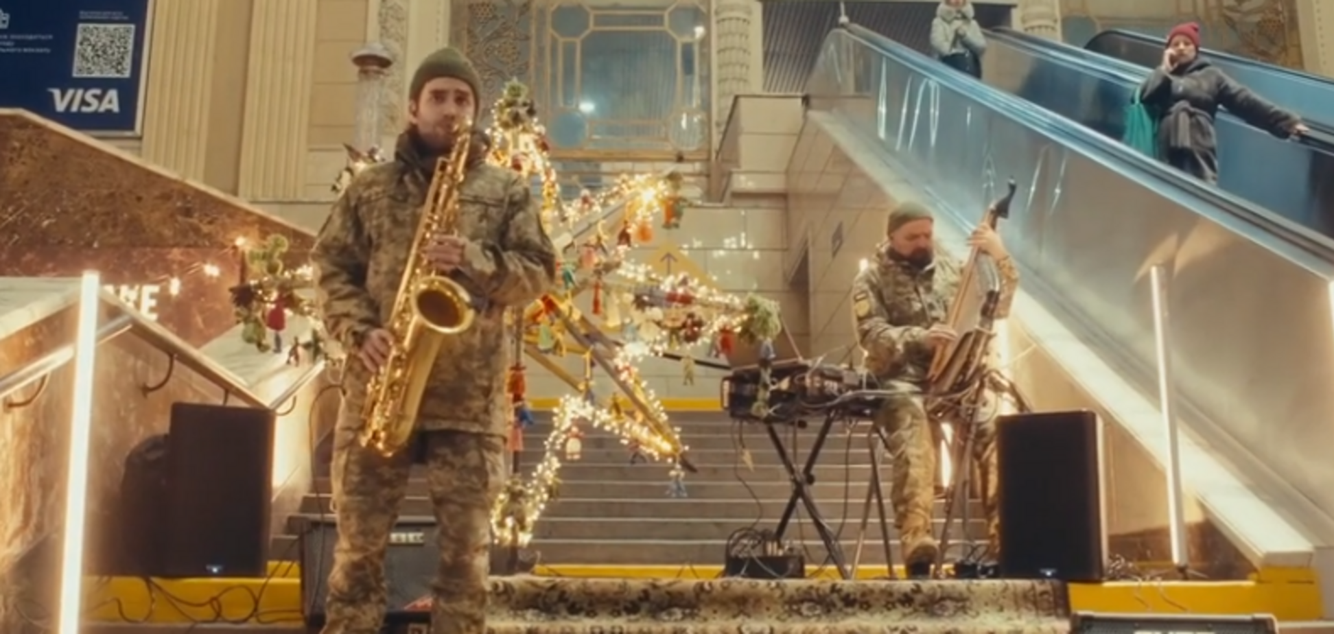 'Щедрик', который пробирает до мурашек. Военные сыграли главную мелодию Рождества под саксофон и электробандуру
