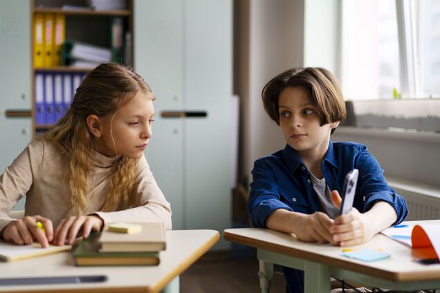 'Школярі не знають, що зараз грудень, а рік має 12 місяців!' Батьки та вчителі влаштували дискусію: хто повинен знайомити дітей із часом
