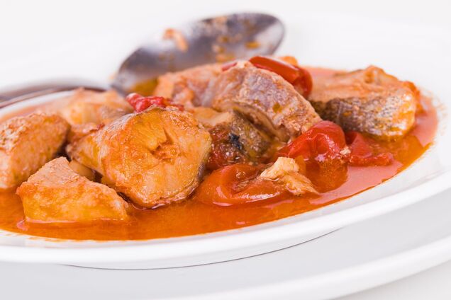 Соковитий маринований хек в томатному соусі: як приготувати