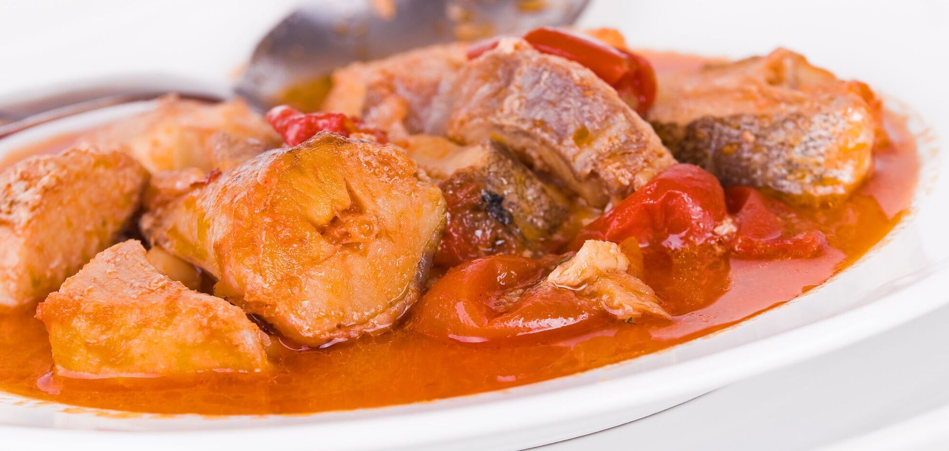 Соковитий маринований хек в томатному соусі: як приготувати