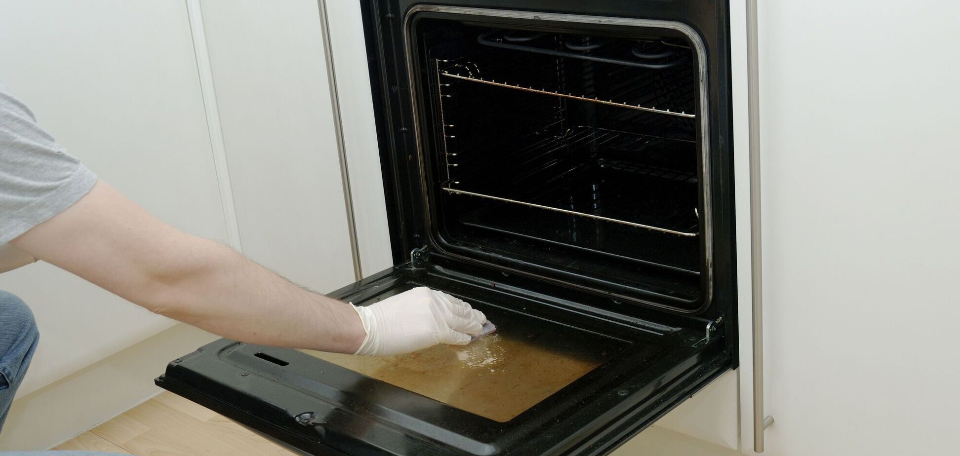 Як легко почистити скляні дверцята духовки від жиру: найдієвіші способи