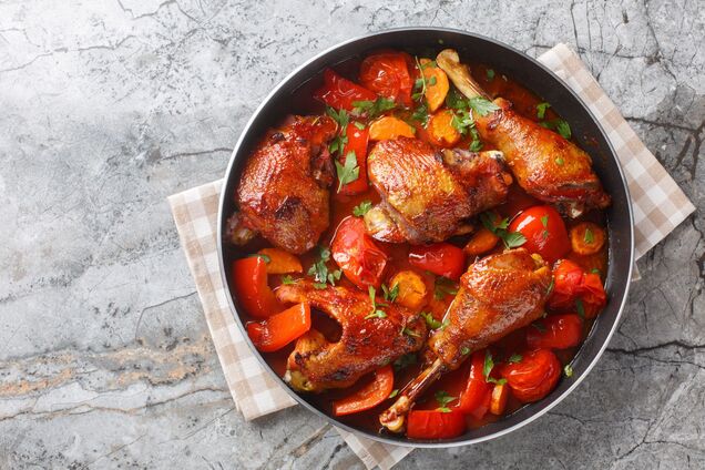 Смачні томлені гомілки з овочами, які точно не будуть сухими: ідеальний рецепт для обіду