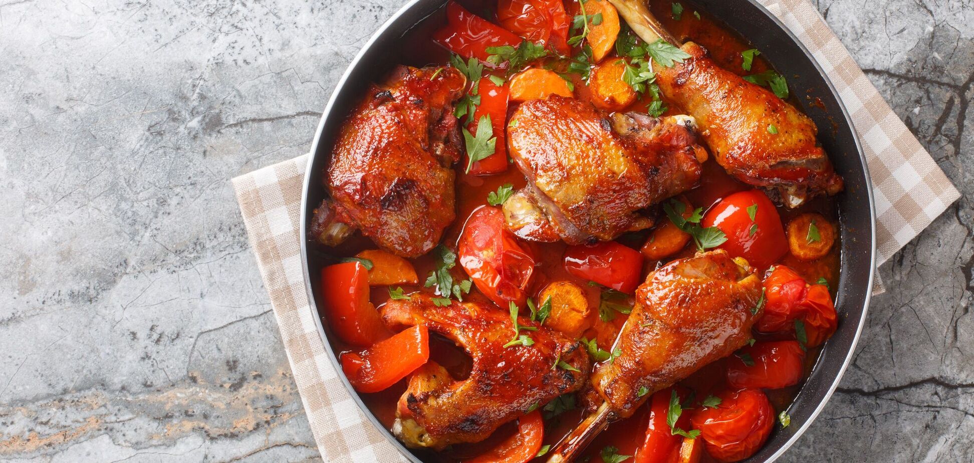 Смачні томлені гомілки з овочами, які точно не будуть сухими: ідеальний рецепт для обіду