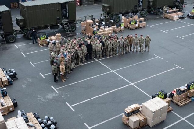 Порошенко передав нову велику партію допомоги у 20 підрозділів ЗСУ