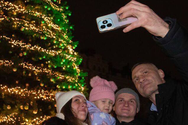 Вдохновленная фресками Софии Киевской: главную елку страны зажгли в Киеве. Фото