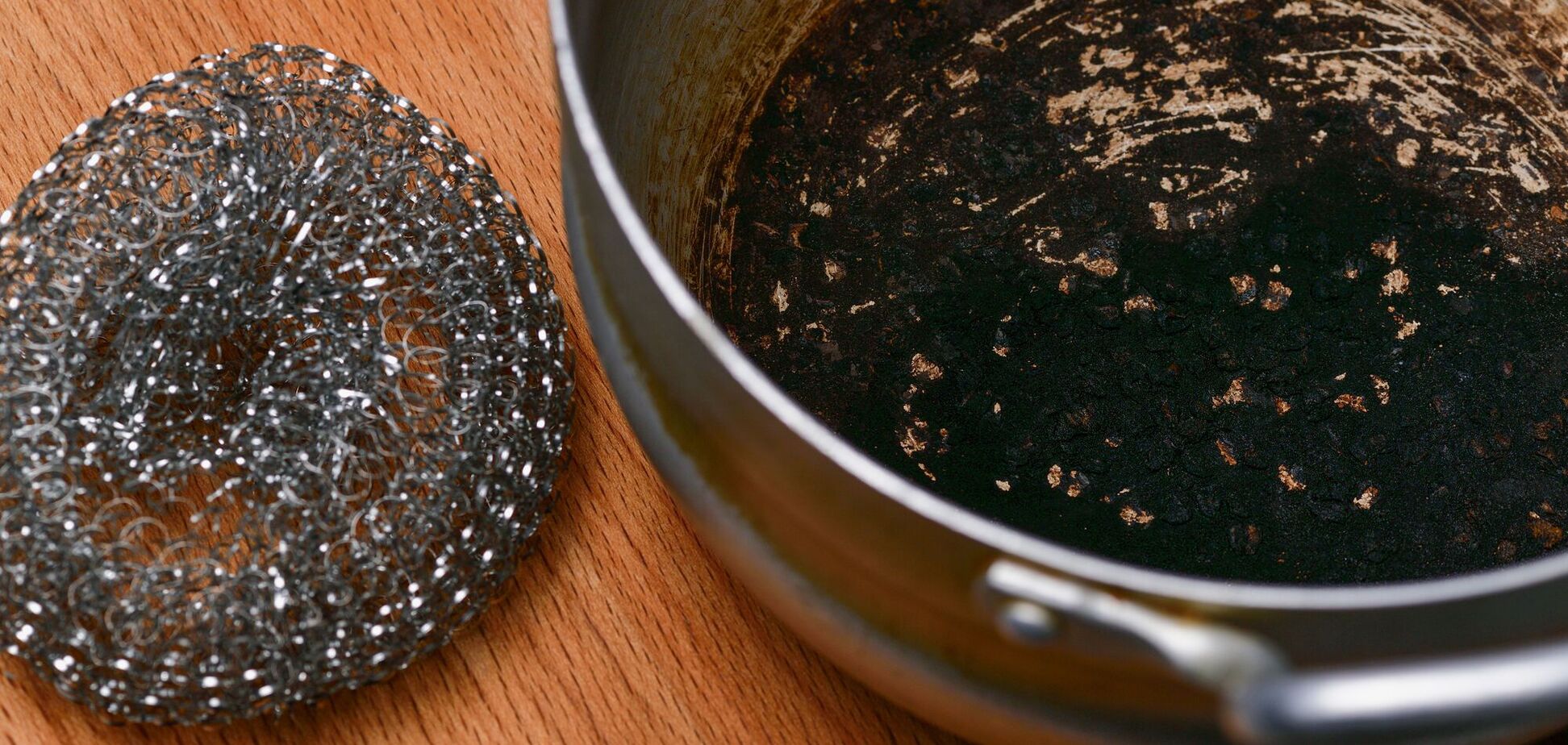 Чем можно идеально отмыть кастрюлю от нагара: пошаговый способ