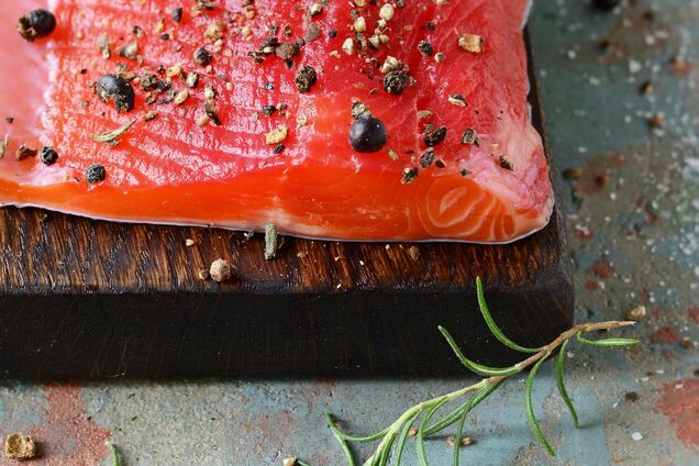 Как вкусно засолить красную рыбу на бутерброды: стоит добавить не только соль