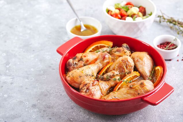 Как вкусно и изысканно приготовить куриные бедра на праздничный стол: добавьте один интересный ингредиент