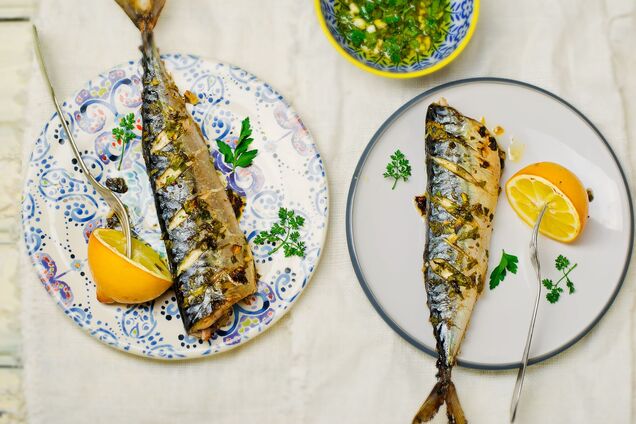 Как вкусно запечь скумбрию на ужин: рецепт на скорую руку