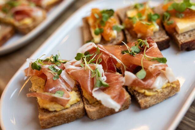 Изысканные брускетты с сыром бри и хамоном для праздничного стола: делимся рецептом изысканной закуски